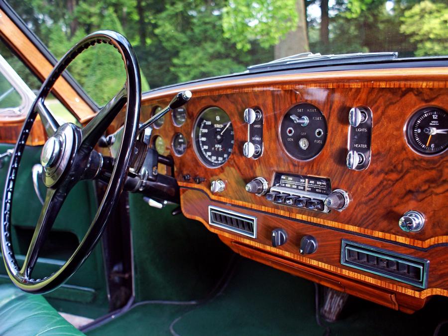 Панель приборов Bentley S1 Continental 1955 года  (фото 27 из 28)